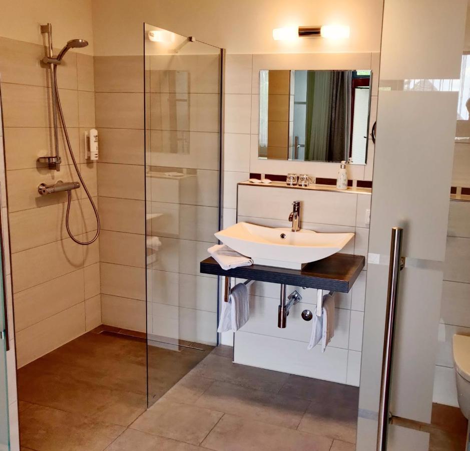 Hotel Neue Hoehe Klingenberg Exteriör bild